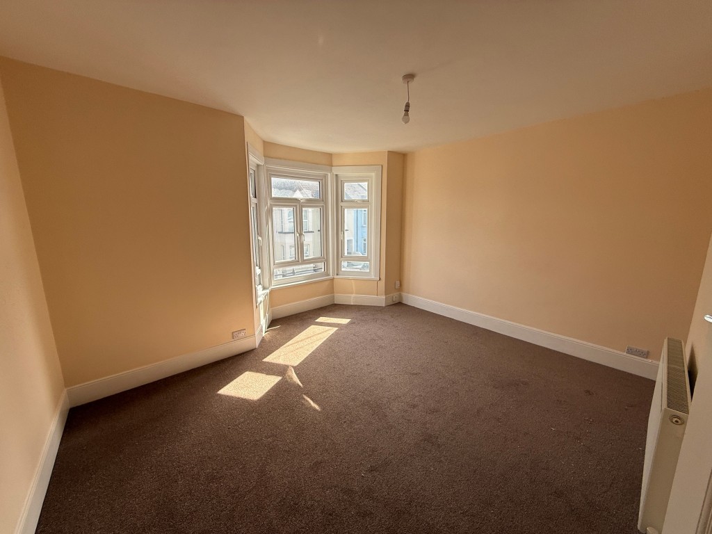 Lot: 50 - WELL-PRESENTED FLAT - Living room